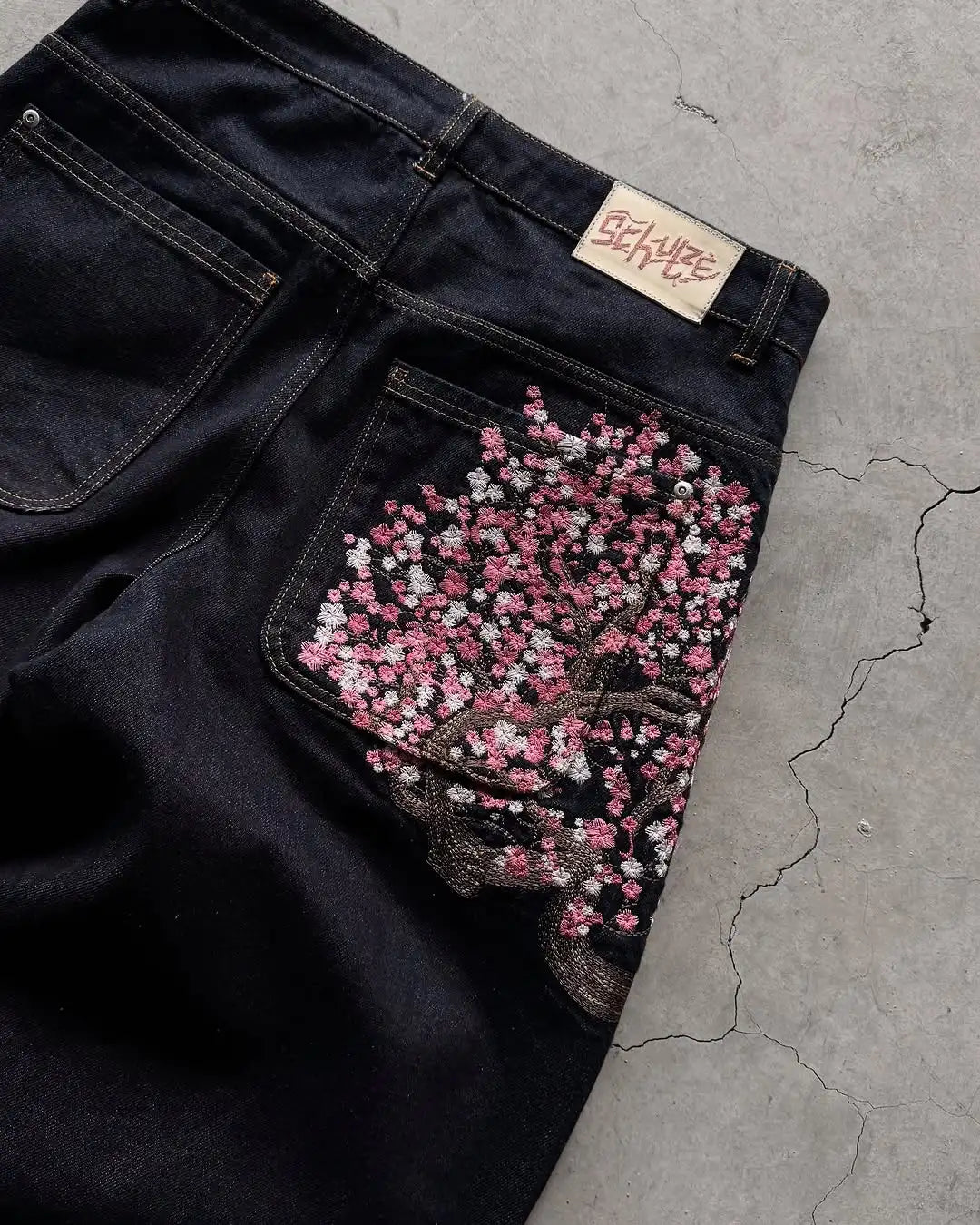 Sakura-Stickerei Jeans